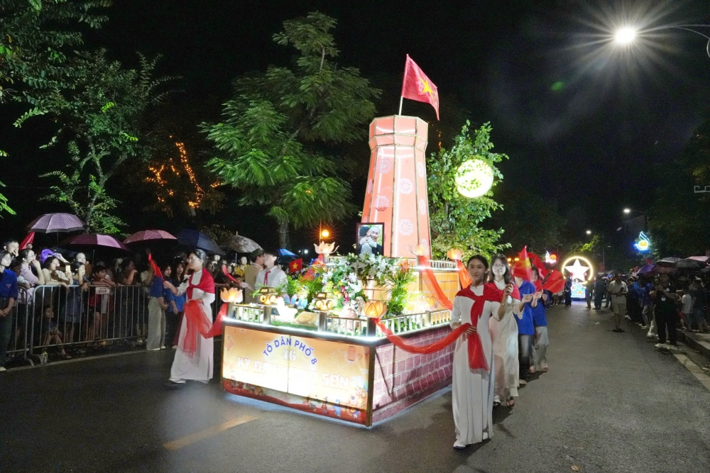 Biển người hào hứng chiêm ngưỡng các mô hình đèn Trung thu ở Sơn Tây