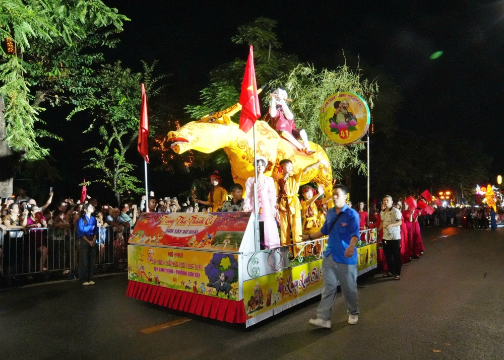 Biển người hào hứng chiêm ngưỡng các mô hình đèn Trung thu ở Sơn Tây