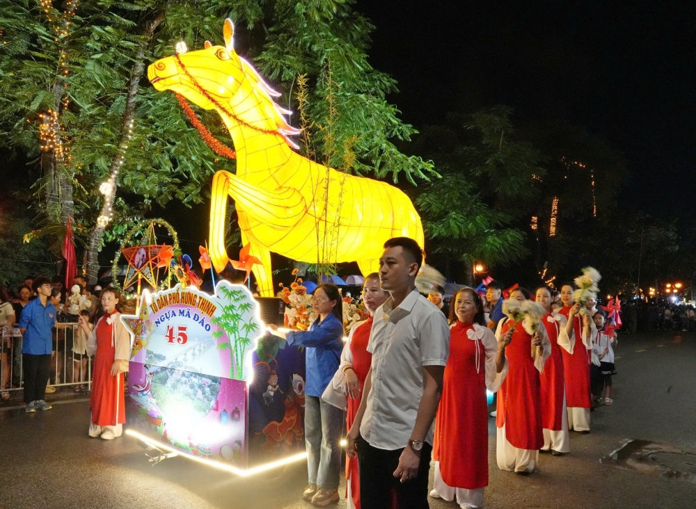 Biển người hào hứng chiêm ngưỡng các mô hình đèn Trung thu ở Sơn Tây