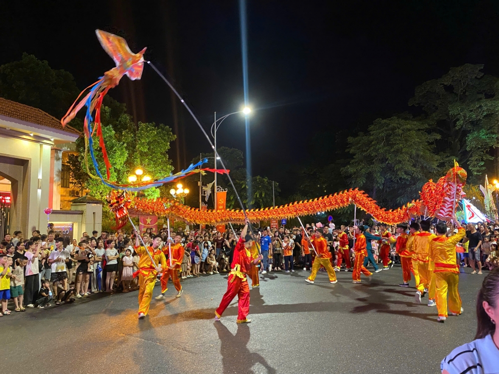 Biển người hào hứng chiêm ngưỡng các mô hình đèn Trung thu ở Sơn Tây