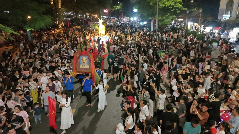 Biển người hào hứng chiêm ngưỡng các mô hình đèn Trung thu ở Sơn Tây