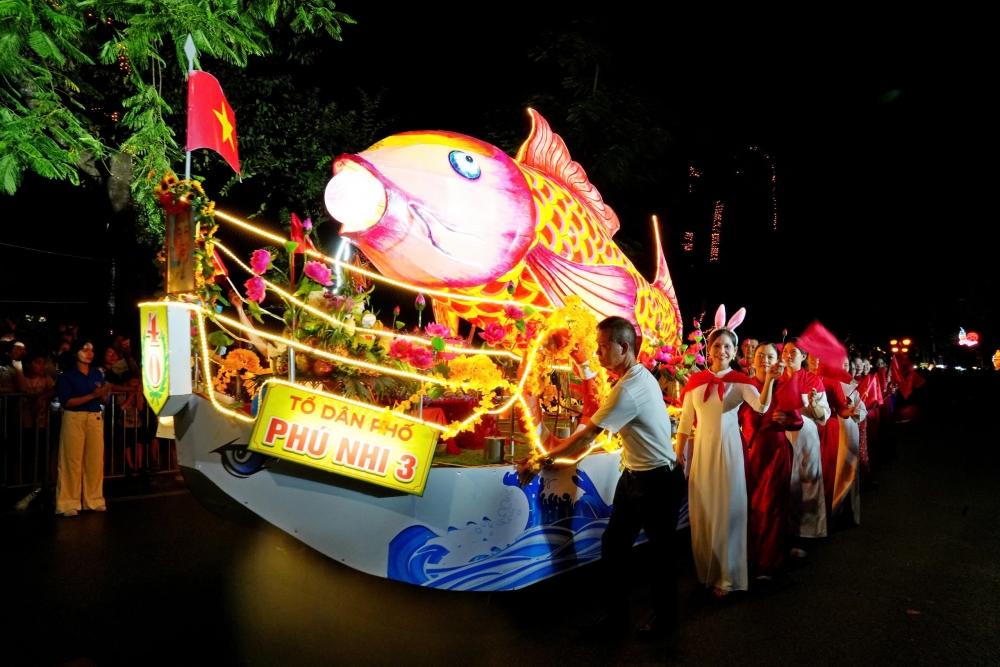 Biển người hào hứng chiêm ngưỡng các mô hình đèn Trung thu ở Sơn Tây