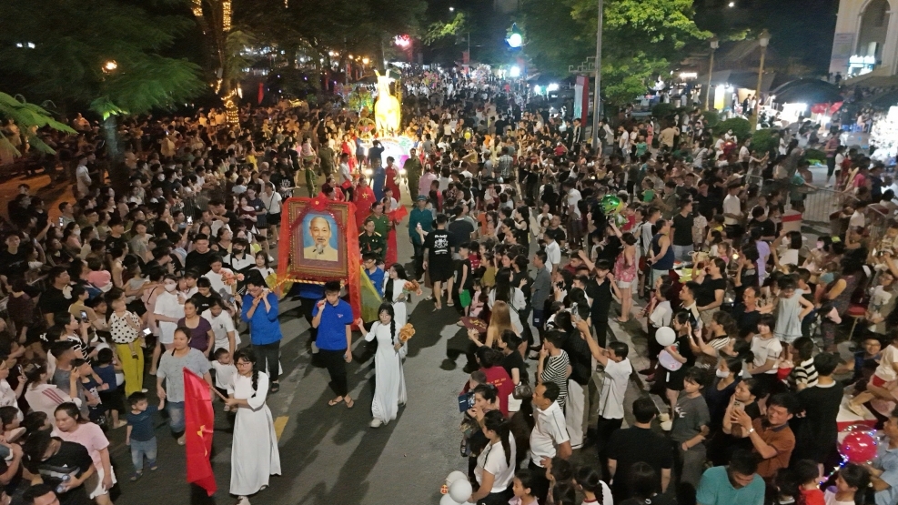 Biển người hào hứng chiêm ngưỡng các mô hình đèn Trung thu ở Sơn Tây