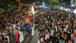 Biển người hào hứng chiêm ngưỡng các mô hình đèn Trung thu ở Sơn Tây