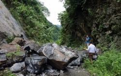 quang binh nui da bat ngo do sap xuong duong gay sat lo kinh hoang