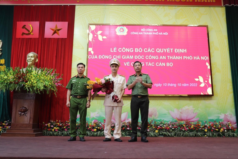  Thượng tá Hoàng Anh Phương - tân Trưởng công an huyện Thạch Thất nhận hoa chúc mừng