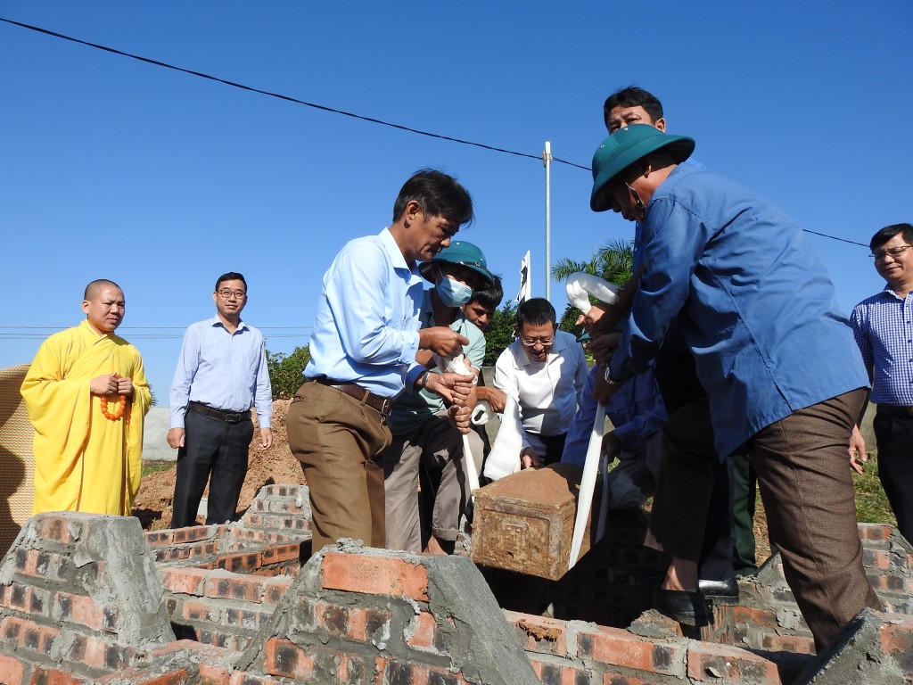 Lãnh đạo huyện Mê Linh cùng người dân di dời, an vị các phần mộ nhằm phục vụ giải phóng mặt bằng dự án đường vành đai 4 - Vùng Thủ đô