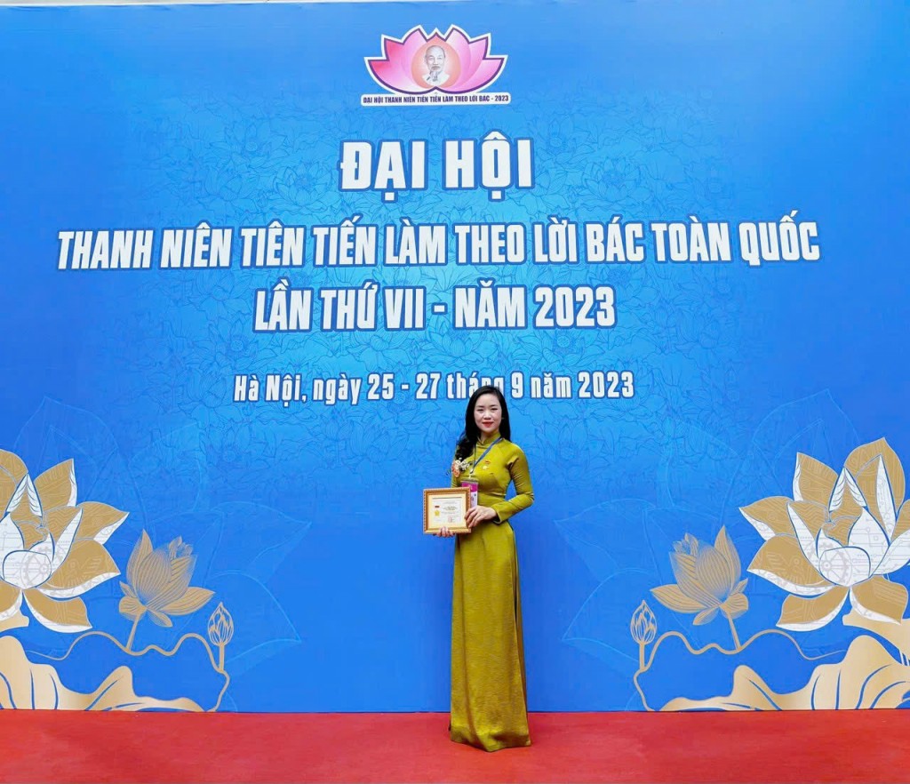 Gắn mã QR  hoa “Người tốt, việc tốt”...