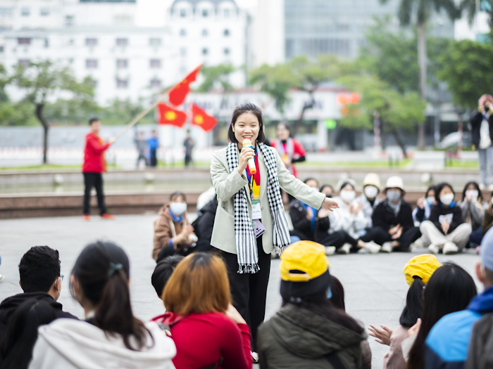 “Kẻ gàn dở” bỏ việc văn phòng đi… nhặt rác