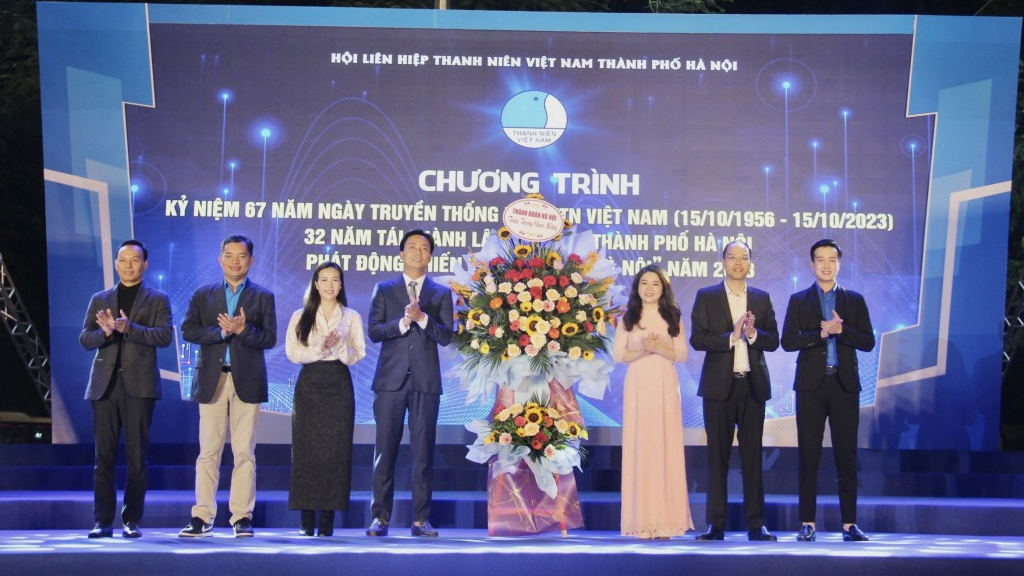 Hội LHTN Việt Nam thành phố Hà Nội đón nhận hoa chúc mừng từ Thường trực Thành đoàn