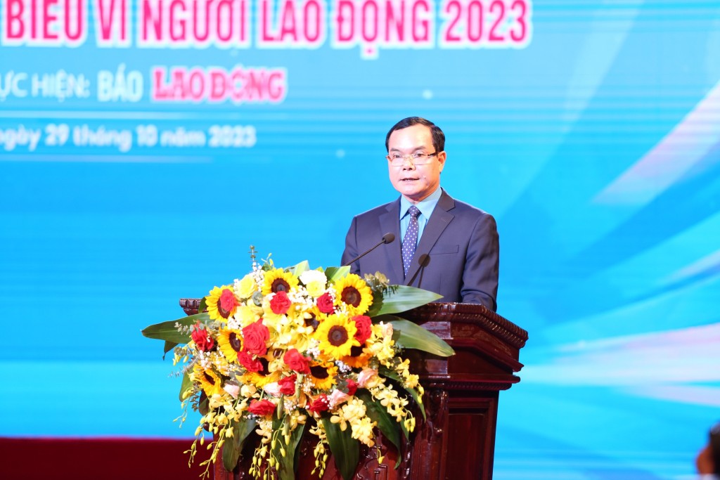 Đồng chí Nguyễn Đình Khang - Ủy viên Trung ương Đảng, Chủ tịch Tổng Liên đoàn Lao động Việt Nam phát biểu tại lễ vinh danh