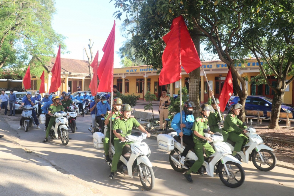 Công an huyện Lạng Giang ra quân cao điểm đảm bảo ATGT cho học sinh