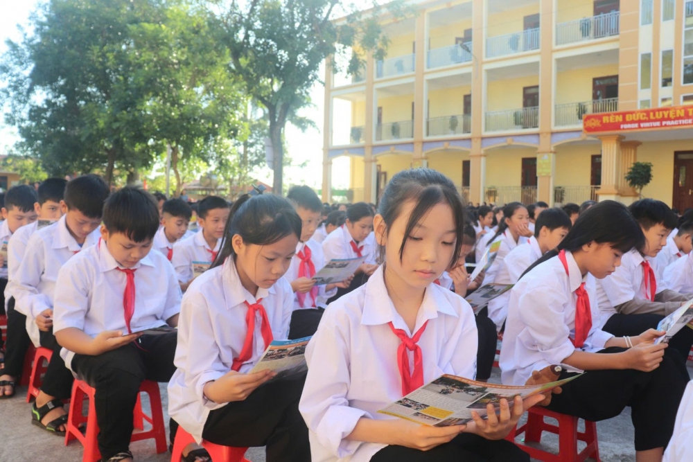 Công an huyện Lạng Giang ra quân cao điểm đảm bảo ATGT cho học sinh