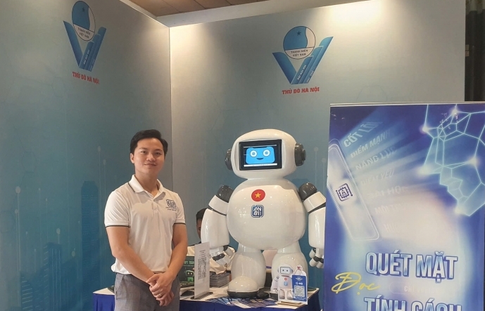 Robot thông minh khuấy đảo triển lãm “Tuổi trẻ sáng tạo”