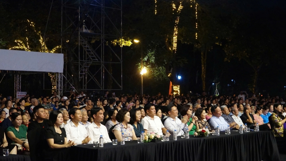 Lãnh đạo thành phố lắng đọng trong âm nhạc của Đoài Melody