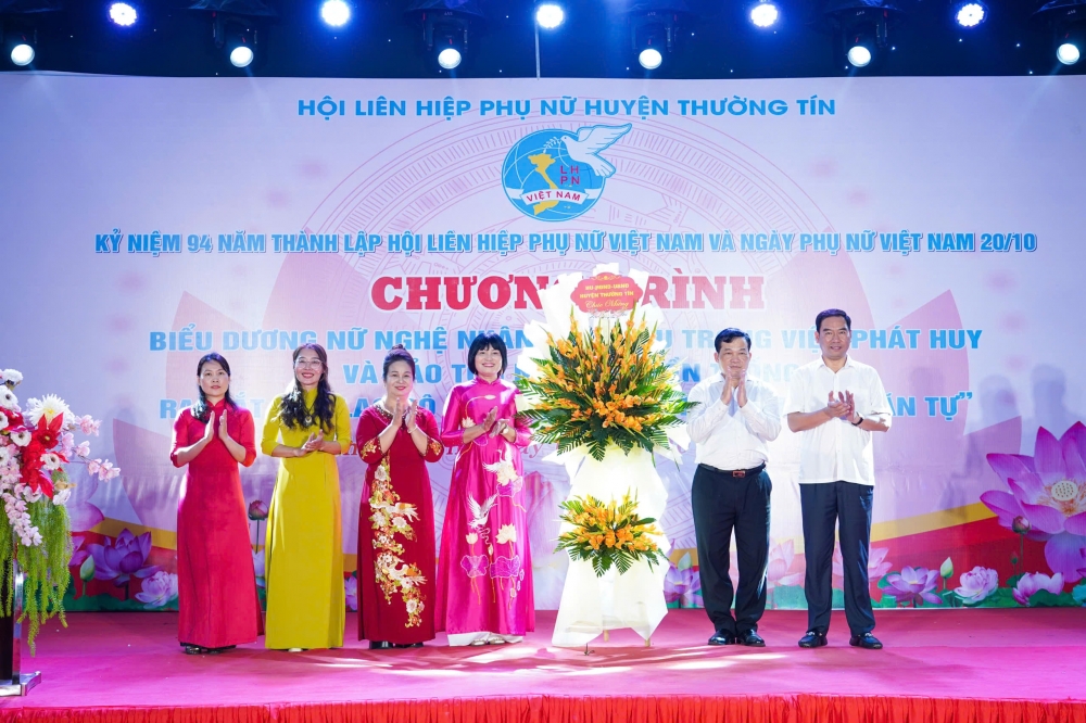 Lãnh đạo Huyện ủy Thường Tín tặng hoa, chúc mừng Hội LHPN huyện