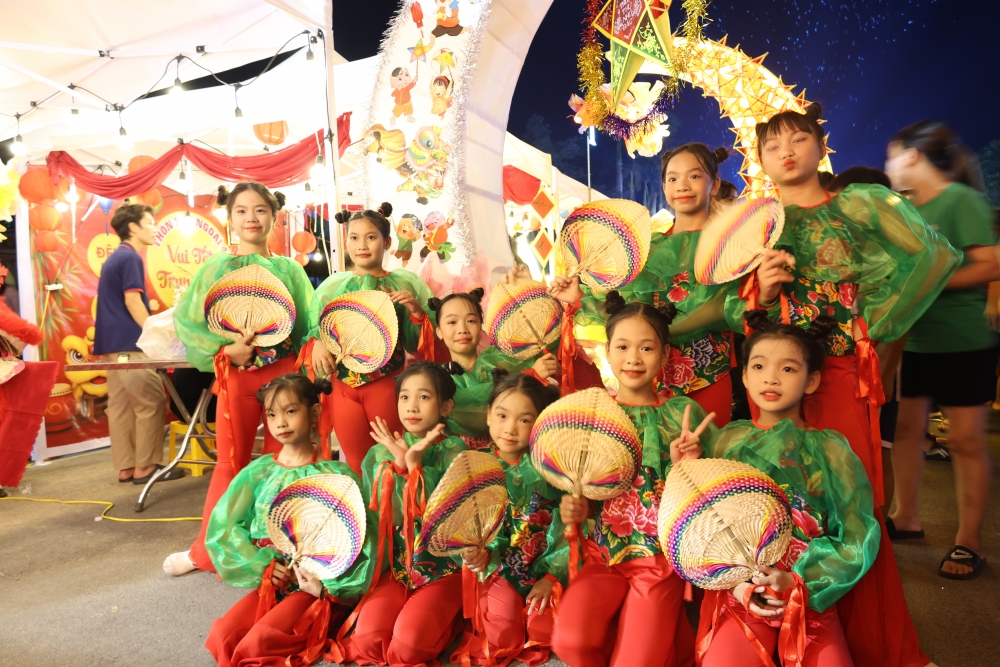 Thanh niên Mê Linh mang niềm vui Trung thu đến với trẻ em