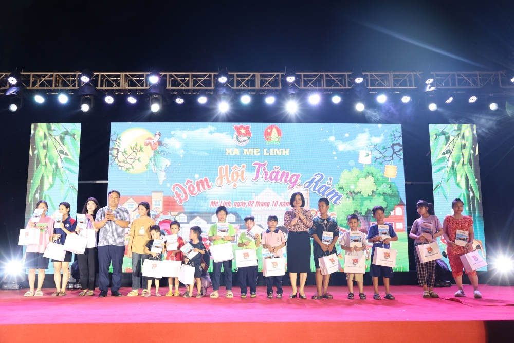 Thanh niên Mê Linh mang niềm vui Trung thu đến với trẻ em