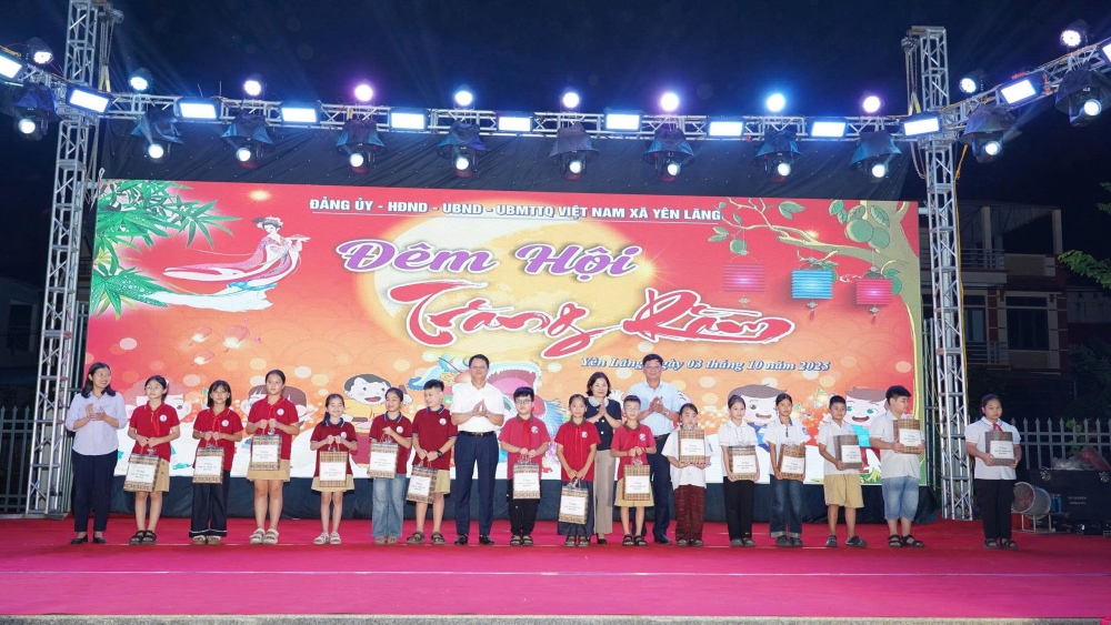 Thiếu nhi xã Yên Lãng tưng bừng đón Trung thu