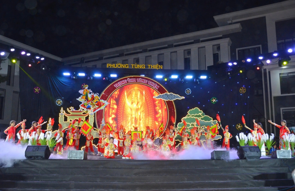 Thiếu nhi phường Tùng Thiện rạng rỡ đón Trung thu