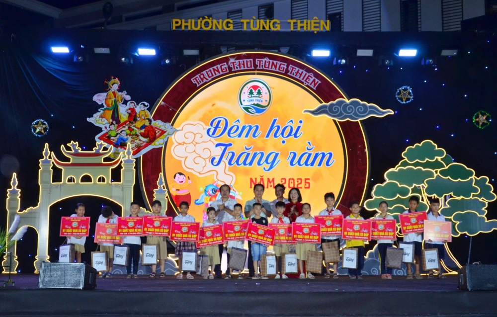 Thiếu nhi phường Tùng Thiện rạng rỡ đón Trung thu