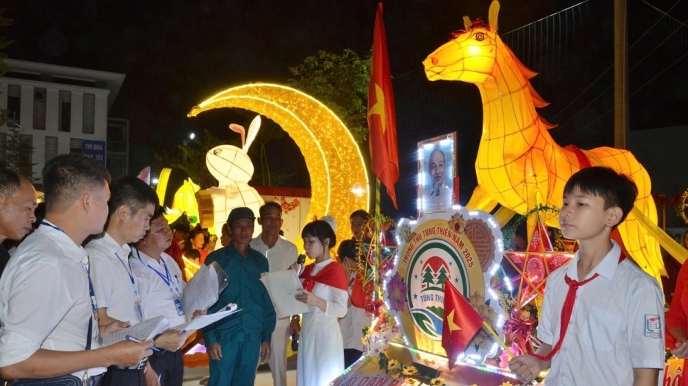 Thiếu nhi phường Tùng Thiện rạng rỡ đón Trung thu