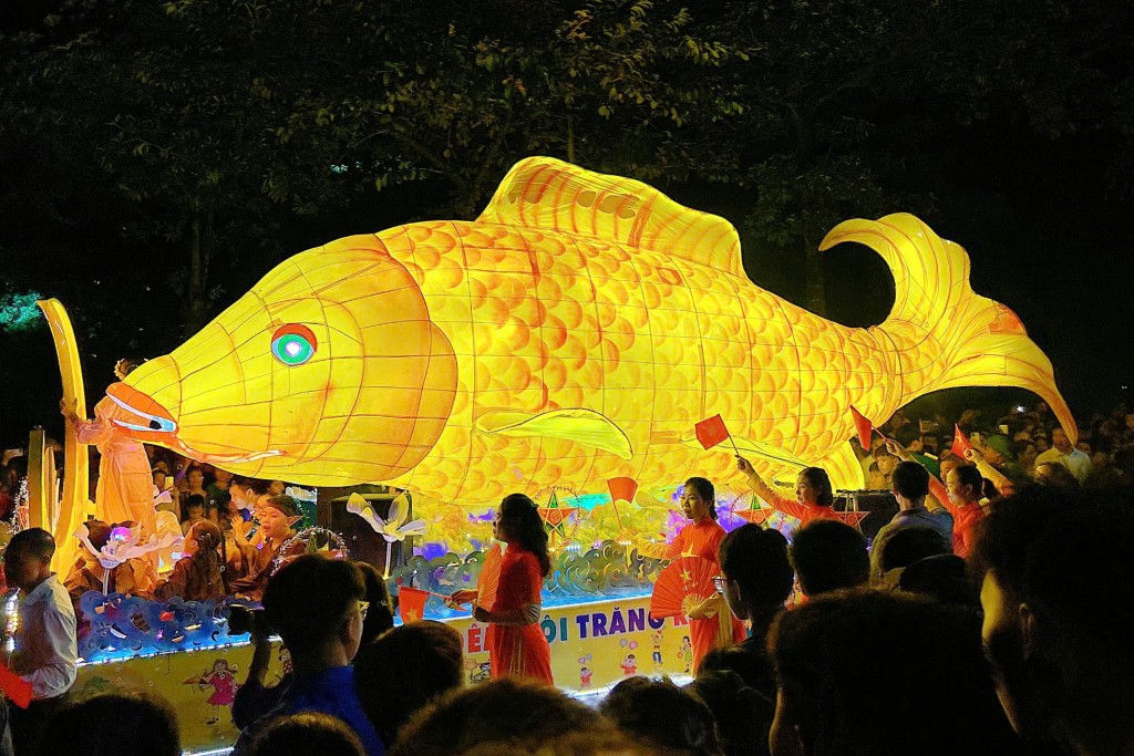 Rực rỡ sắc màu đêm hội Trung thu thành cổ Sơn Tây