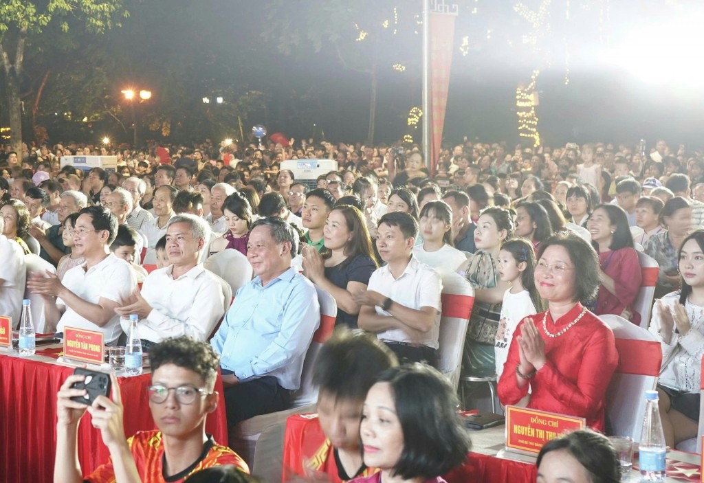 Rực rỡ sắc màu đêm hội