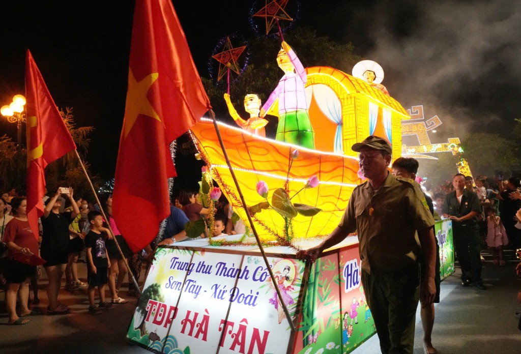 Rực rỡ sắc màu đêm hội