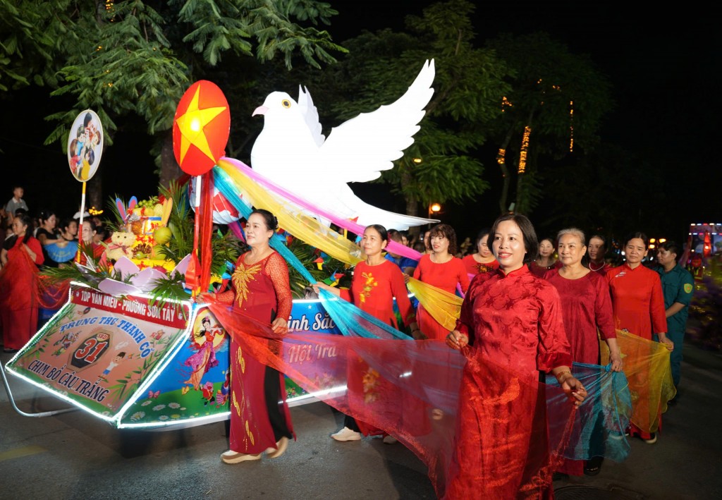 Rực rỡ sắc màu đêm hội