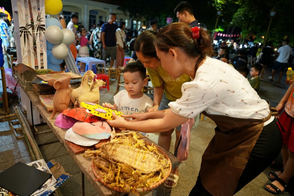 Rực rỡ sắc màu đêm hội