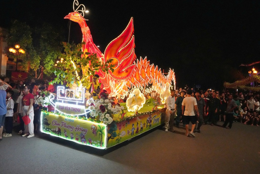 Rực rỡ sắc màu đêm hội