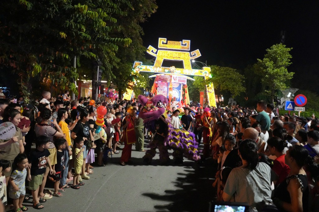 Rực rỡ sắc màu đêm hội