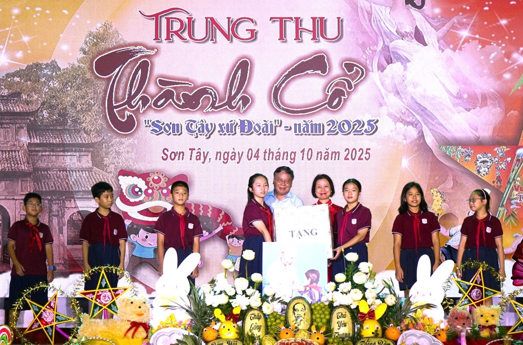 Rực rỡ sắc màu đêm hội