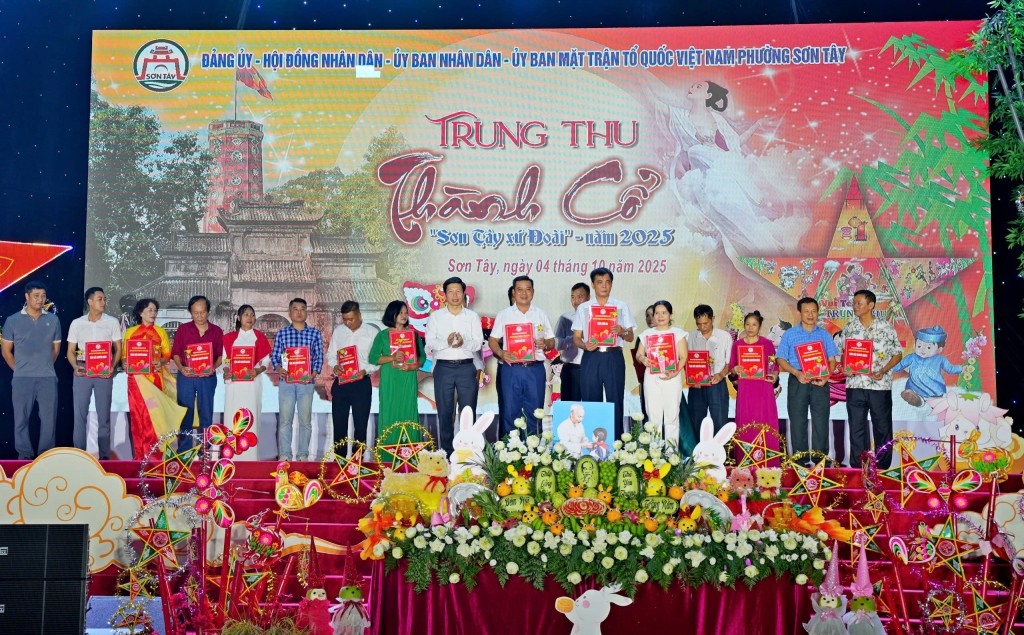 Rực rỡ sắc màu tại đêm hội Trung thu thành cổ Sơn Tây