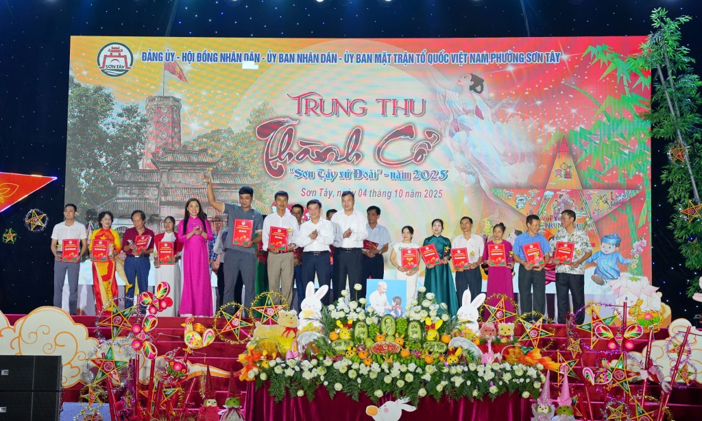 Rực rỡ sắc màu tại đêm hội Trung thu thành cổ Sơn Tây