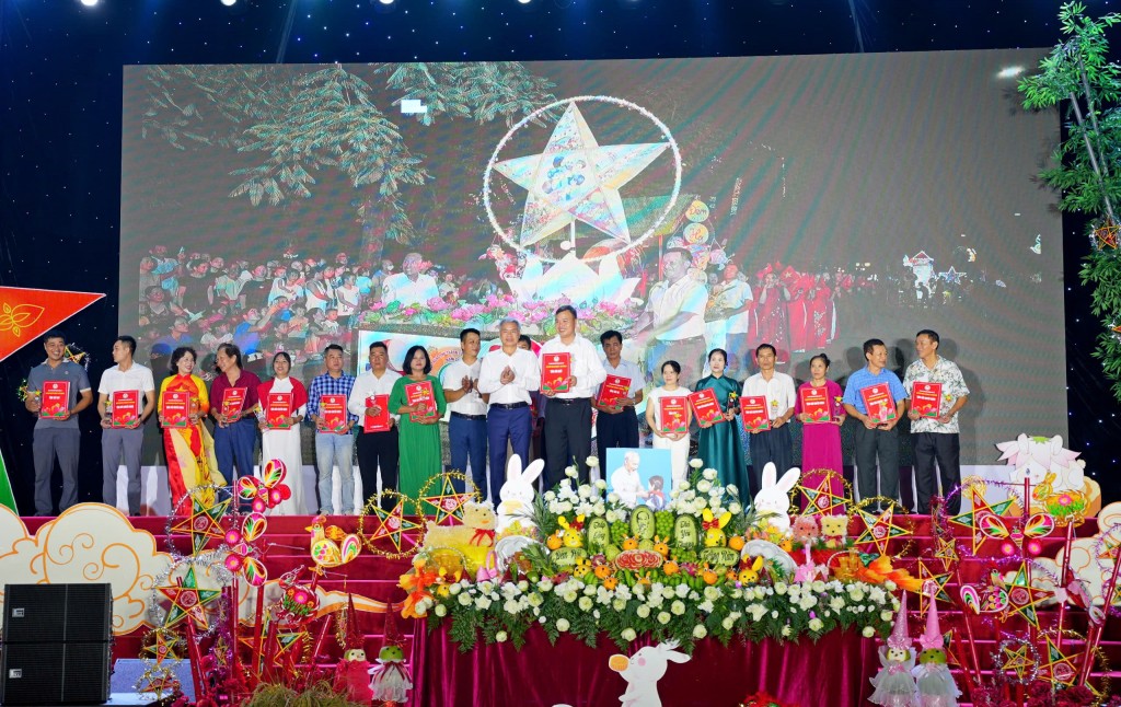 Rực rỡ sắc màu tại đêm hội Trung thu thành cổ Sơn Tây