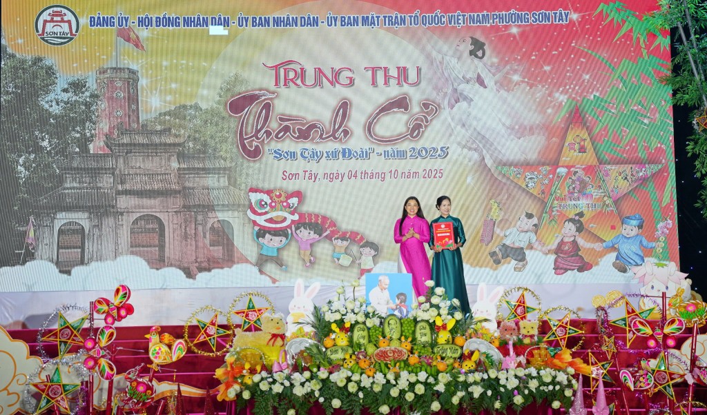 Rực rỡ sắc màu tại đêm hội Trung thu thành cổ Sơn Tây