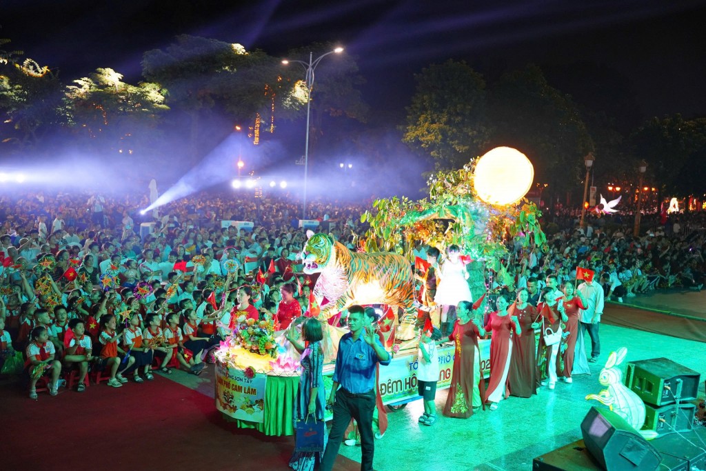 Rực rỡ sắc màu tại đêm hội Trung thu thành cổ Sơn Tây