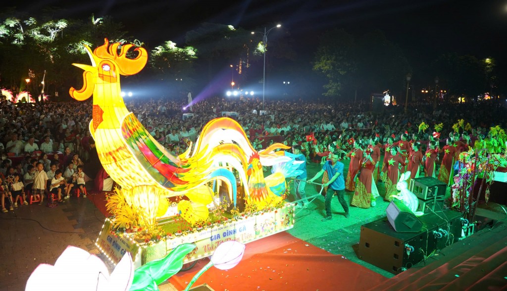 Rực rỡ sắc màu tại đêm hội Trung thu thành cổ Sơn Tây