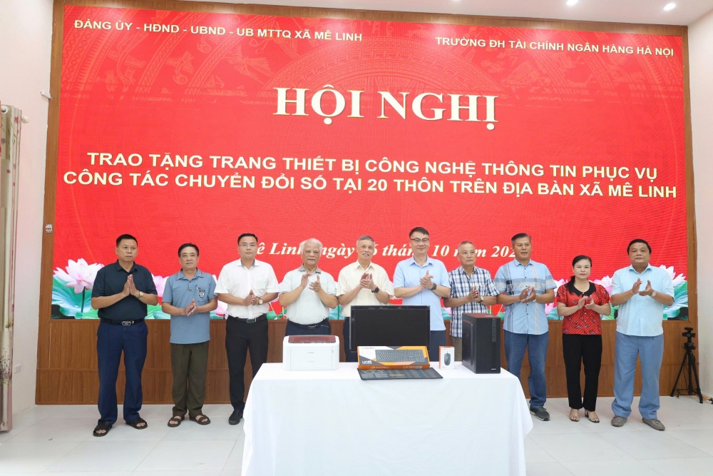 Xã Mê Linh tặng máy tính, máy in cho 20 thôn trên địa bàn