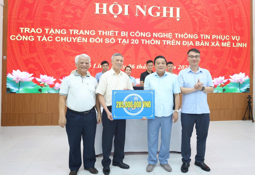 Đại diện lãnh đạo trường Trường Đại học Tài chính  - Ngân hàng Hà Nội trao tặng kinh phí trang thiết bị cho xã Mê Linh