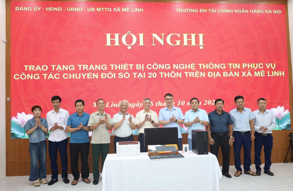 Xã Mê Linh tặng máy tính, máy in cho 20 thôn trên địa bàn