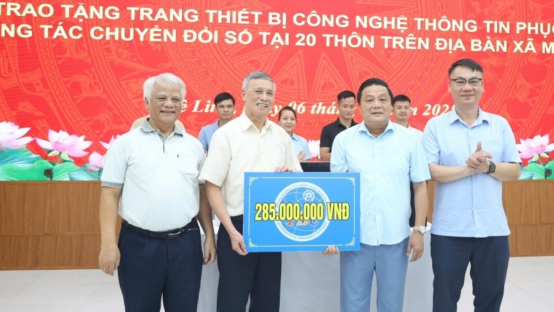 Xã Mê Linh tặng máy tính, máy in cho 20 thôn trên địa bàn