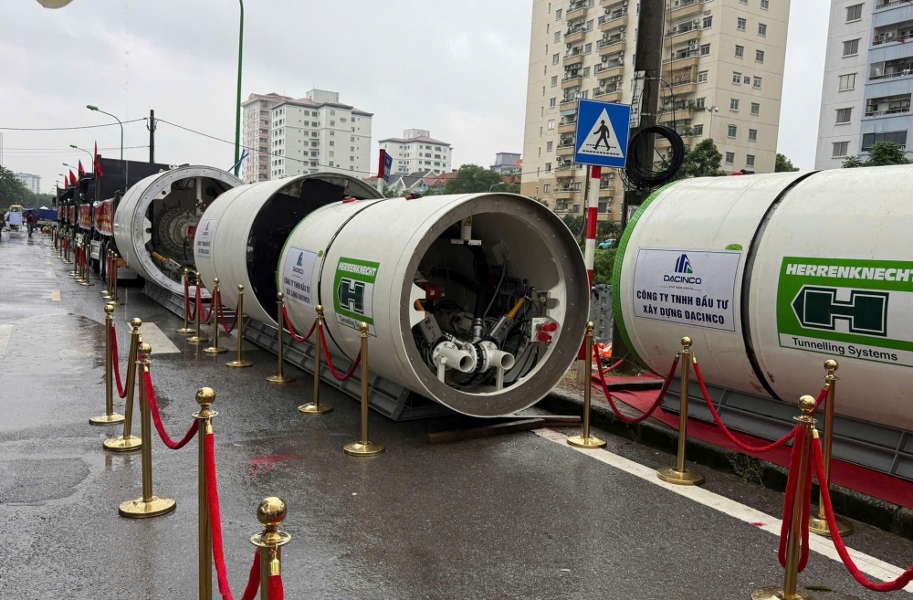 Đơn vị thi công tập kết máy khoan kích ngầm chuẩn bị thi công hệ thống cống bao sông Lừ. Đơn vị thi công tập kết máy khoan kích ngầm chuẩn bị thi công hệ thống cống bao sông Lừ.