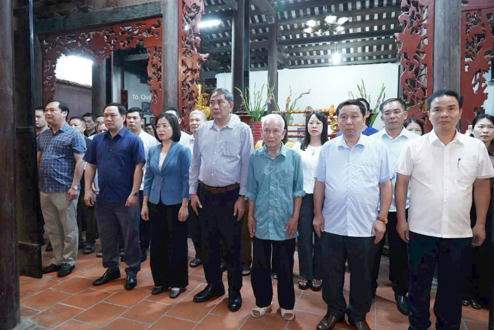 Lãnh đạo xã Thường Tín dâng hương tưởng nhớ Anh hùng dân tộc Nguyễn Trãi