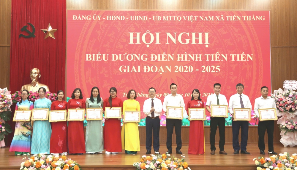 Xã Tiến Thắng biểu dương 99 điển hình thi đua yêu nước Xã Tiến Thắng biểu dương 99 điển hình thi đua yêu nước