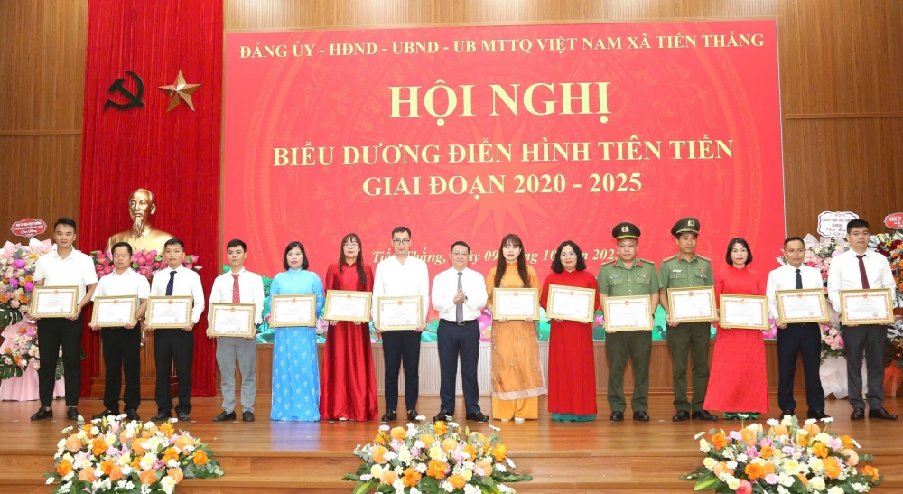 Xã Tiến Thắng biểu dương 99 điển hình thi đua yêu nước Xã Tiến Thắng biểu dương 99 điển hình thi đua yêu nước