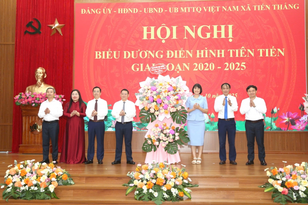 Ban Thi đua khen thưởng thành phố Hà Nội tặng hoa chúc mừng hội nghị Ban Thi đua khen thưởng thành phố Hà Nội tặng hoa chúc mừng hội nghị