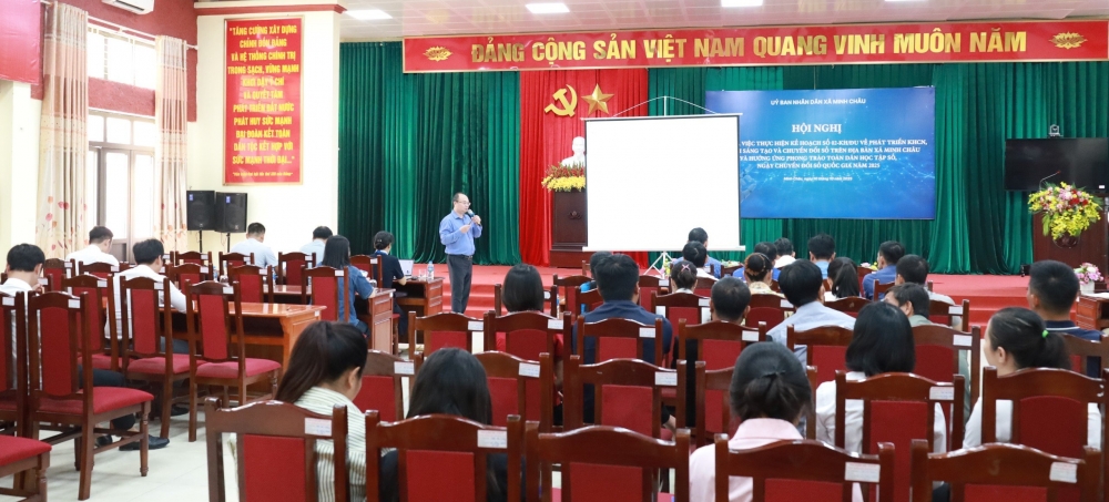 Chuyên gia truyền đạt một số kiến thức về chuyển đổi số tại hội nghị